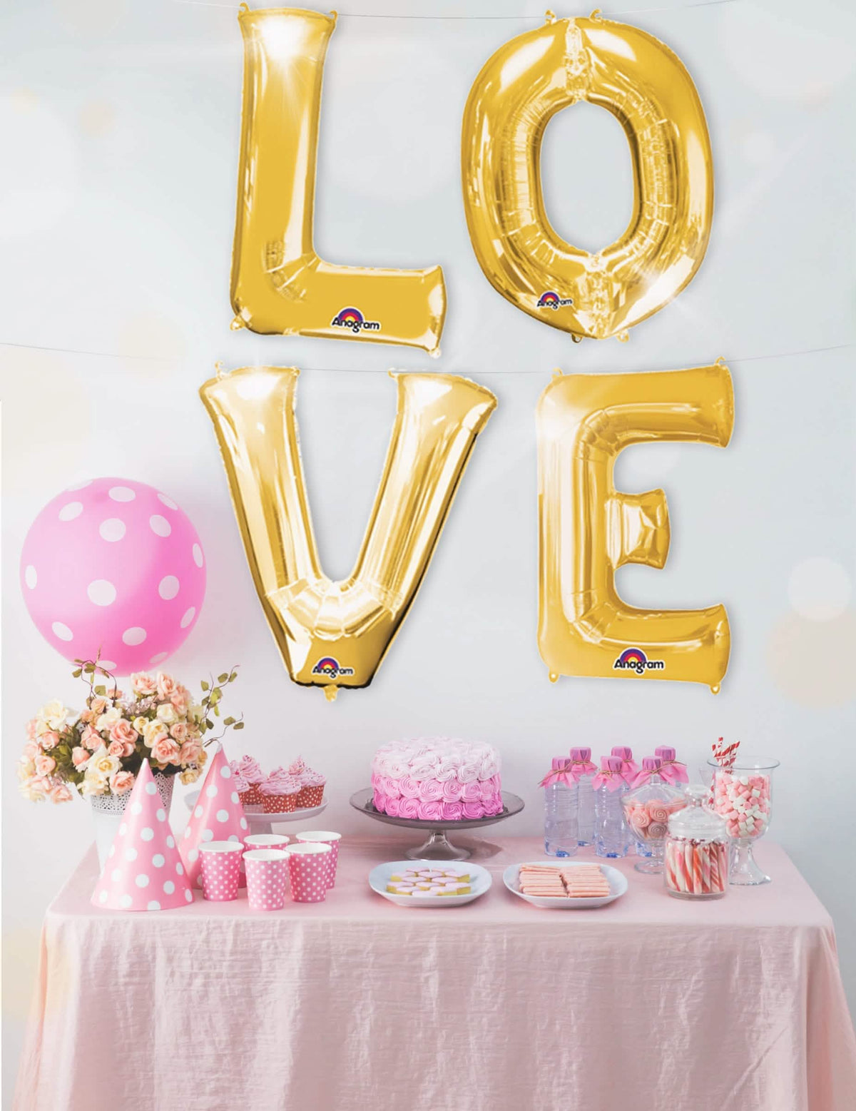 Dekorative Inszenierung des Wortes LOVE aus goldenen Folienbuchstabenballons