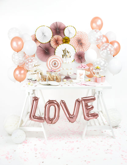 Mise en situation de fête du ballon aluminium lettres LOVE pour fête