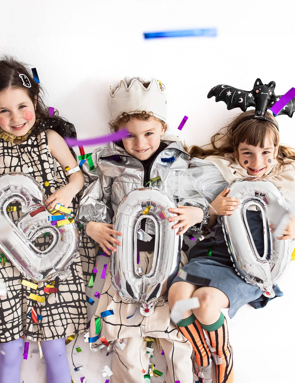 Mise en situation festive avec des enfants du ballon aluminium petite chauve-souris