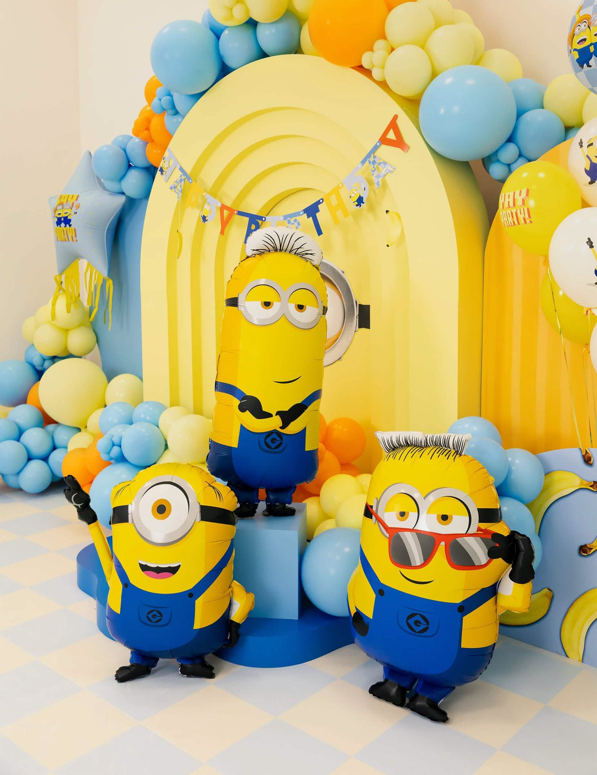 Mise en situation dans un décor d'anniversaire du ballon aluminium Ron Minions