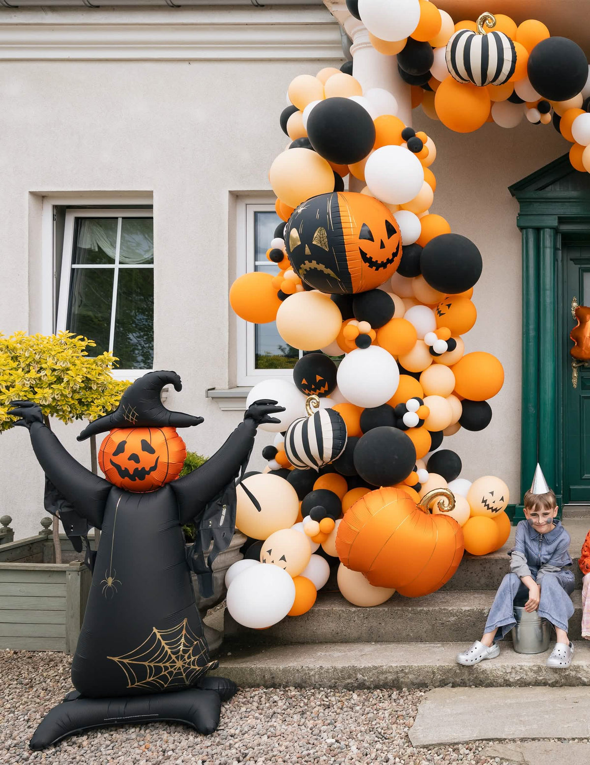 XXL Standballon Vogelscheuche in Schwarz Folienballon 111,5 x 152 cm
