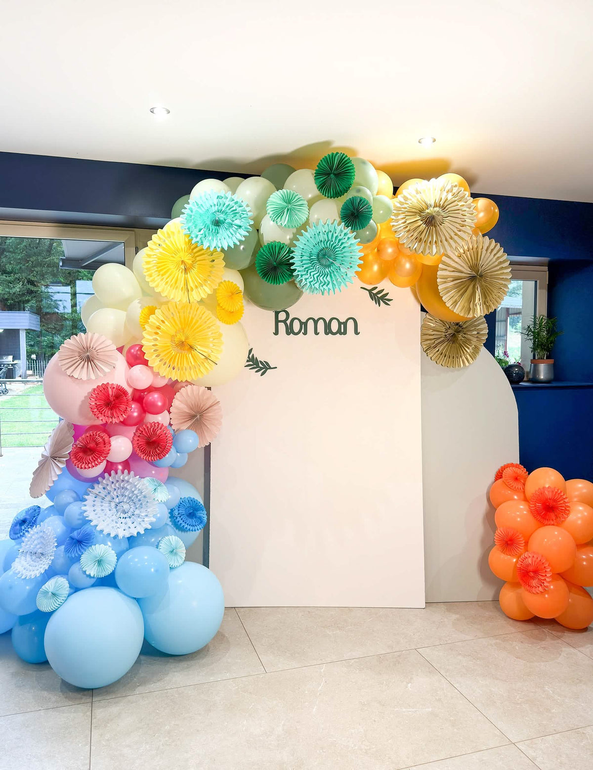 Luftballonbogen Bunt und Papierrossetten aus dem riesigen Latex-Blau Luftballon für Party Blau