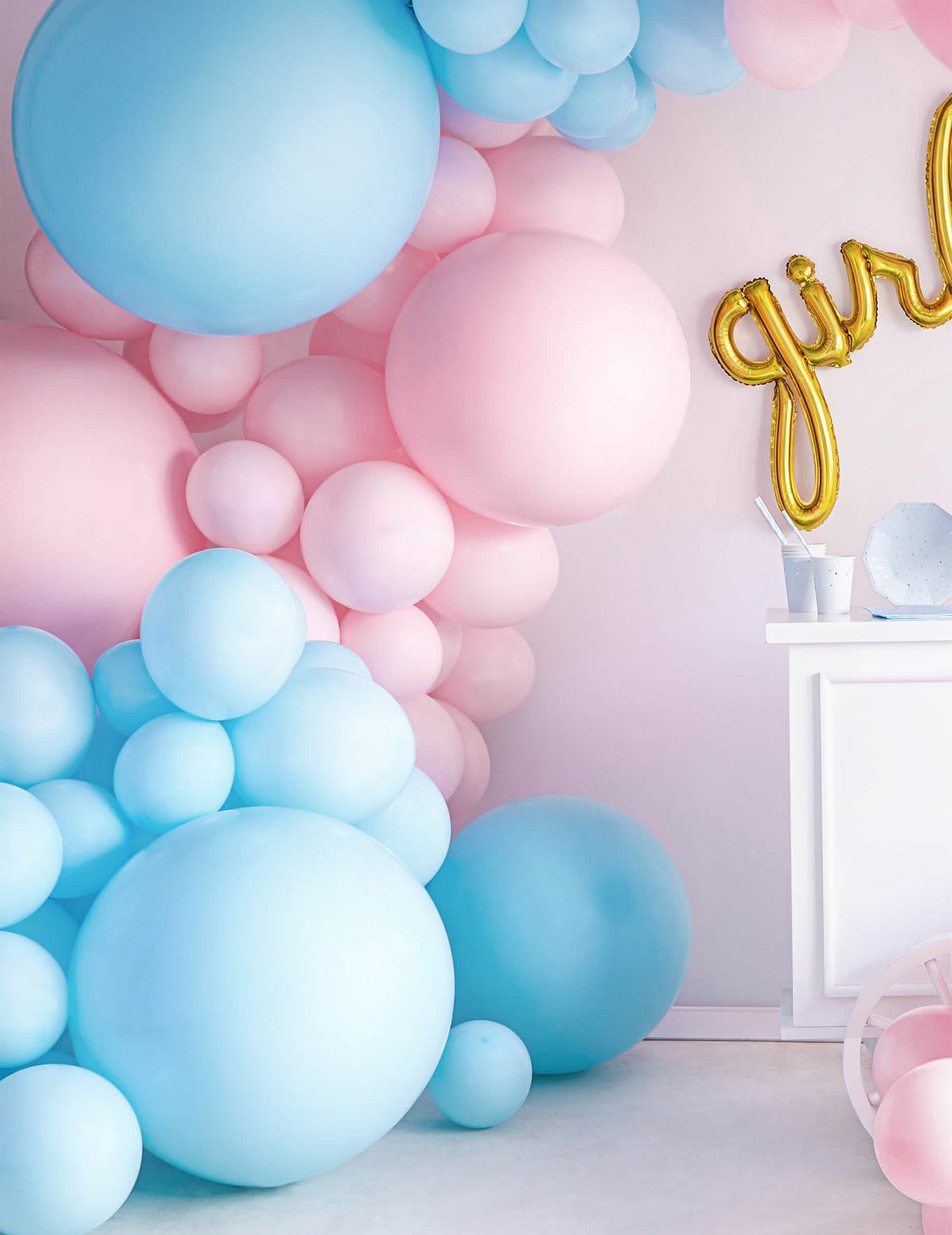 Inszenierung in einem Bogen aus Luftballons aus dem riesigen Latexballon für die Party Blau