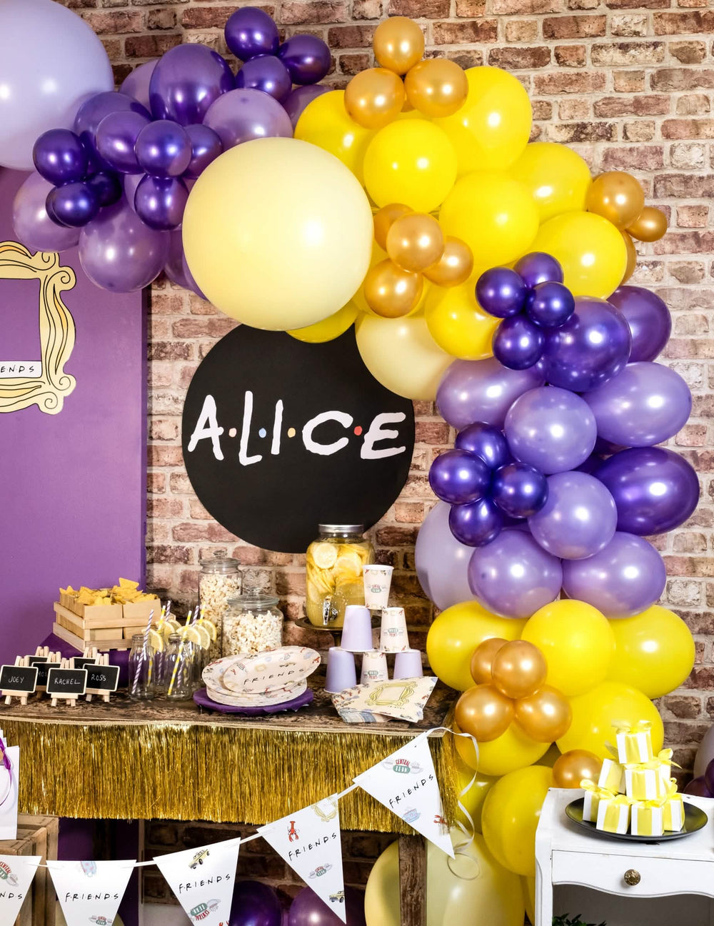 Inszenierung des riesigen gelben Latexballons