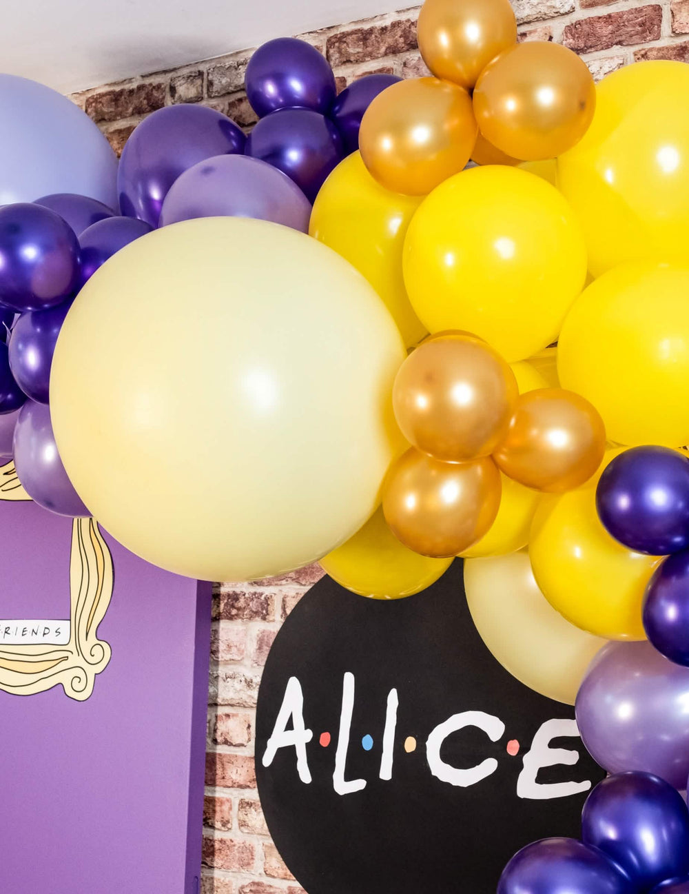 Detail des Luftballonbogens des riesigen gelben Latexballons