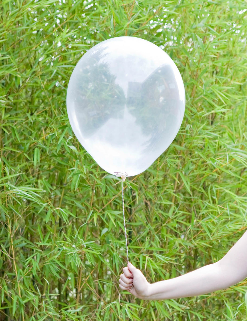 Transparenter Blick auf den riesigen transparenten Latexballon für Partys zum Befüllen