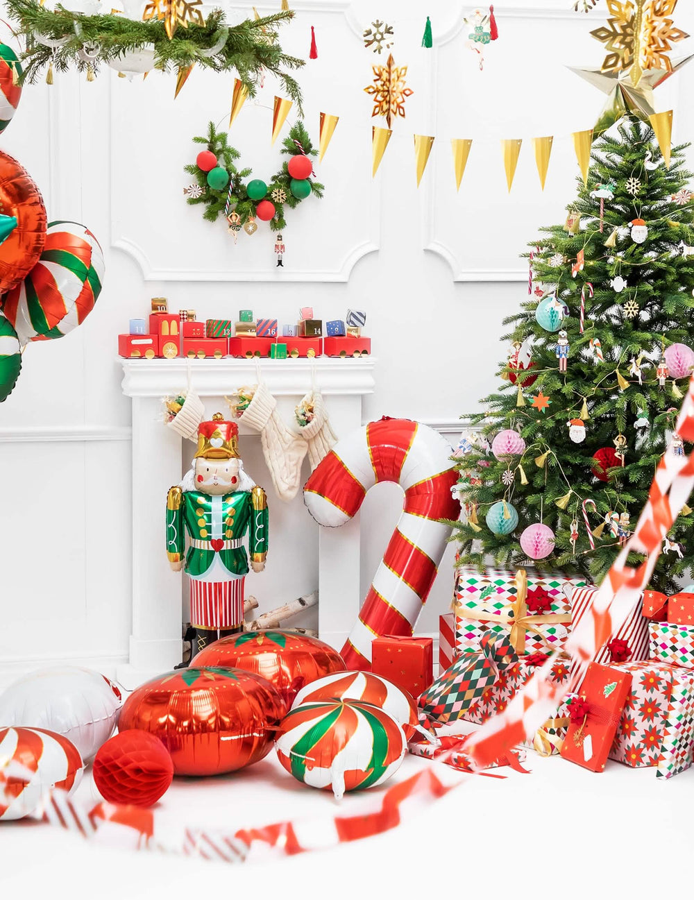 Mise en scène festive du ballon géant en aluminium sucre d'orge pour décoration Noël
