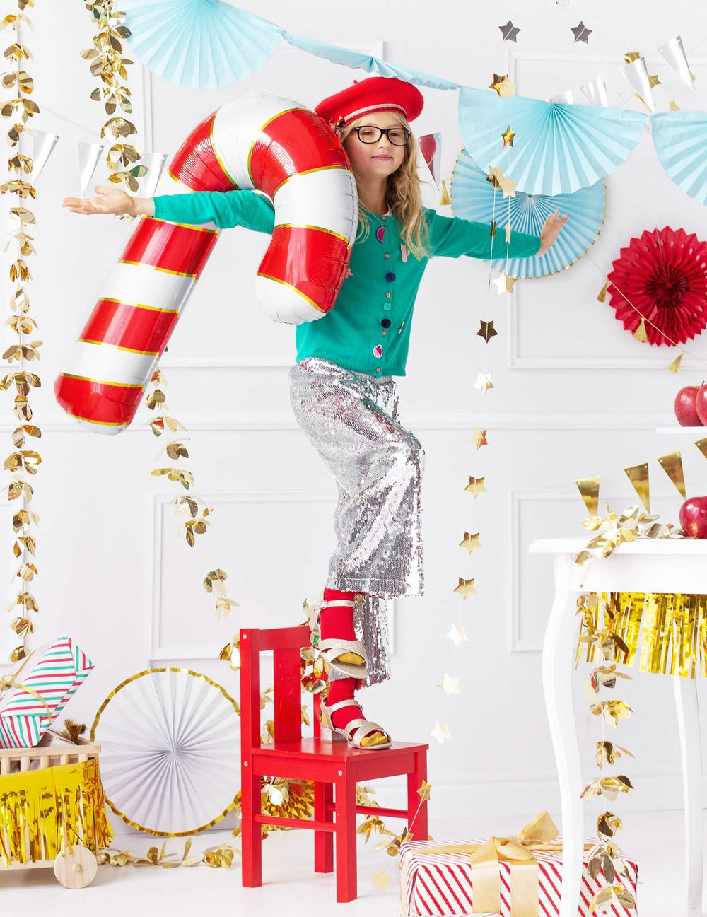 Vue portée par une enfant du ballon géant en aluminium sucre d'orge pour décoration Noël