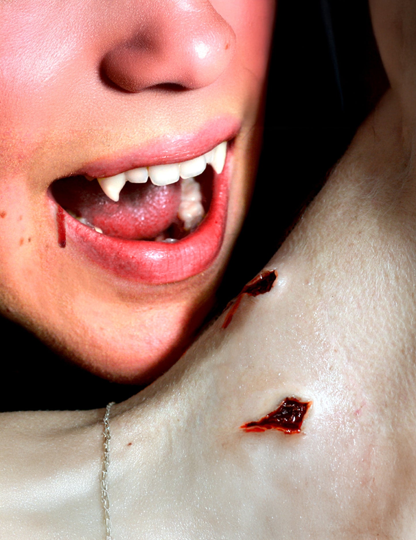 Vampirbiss-Wunde als Abziehbild mit Wasser Premium