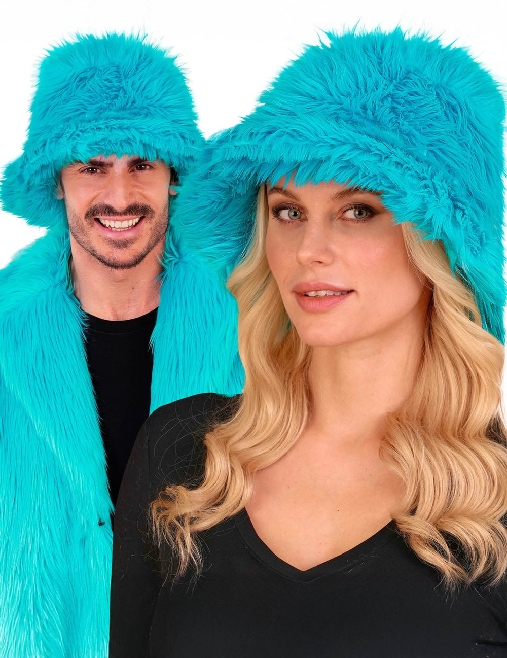 Vue portée par un homme et une femme du bob en poils pour adulte bleu turquoise