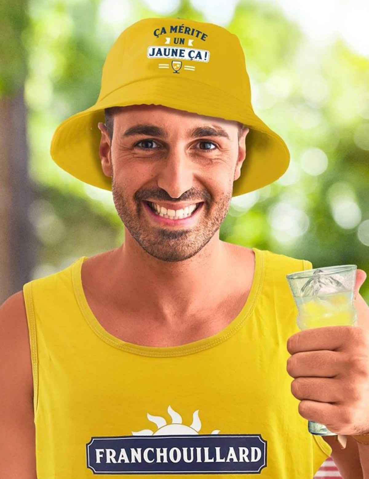 Vue de face du bob ça mérite un jaune ça pour adulte