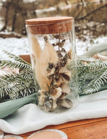 Mise en situation du bocal en verre avec fleurs séchées et coton pour décoration
