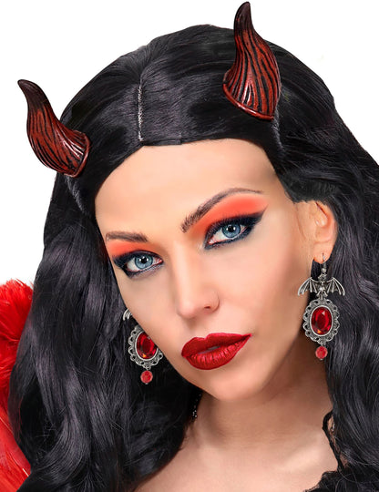 Gros plan porté des boucles d'oreilles chauve souris gothique