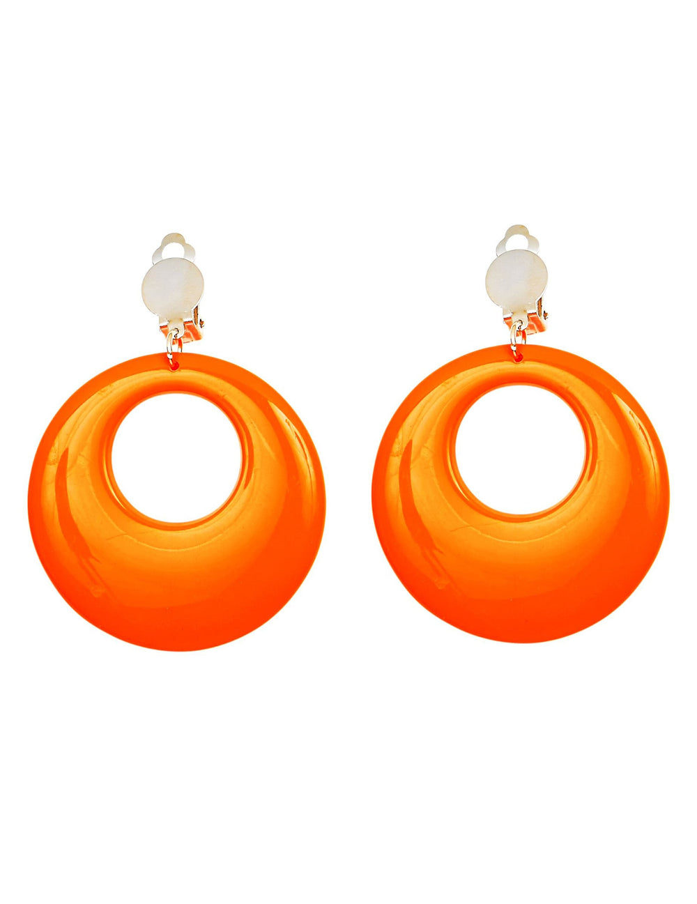 Détail du système d'attache à clips des boucles d'oreilles orange fluo