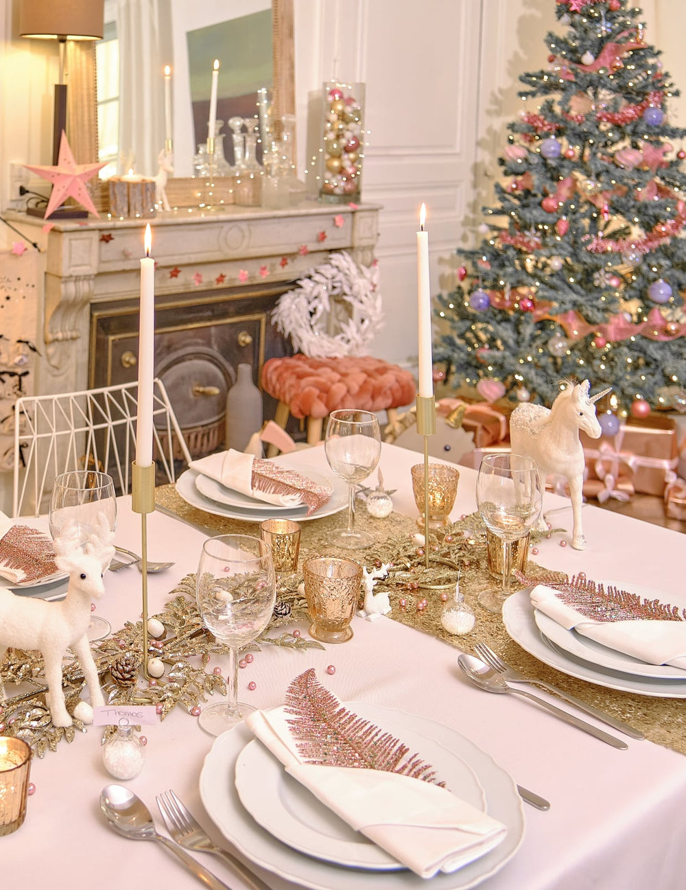 Vue d'ambiance de Noël du bougeoir design sur pied pour table métal doré
