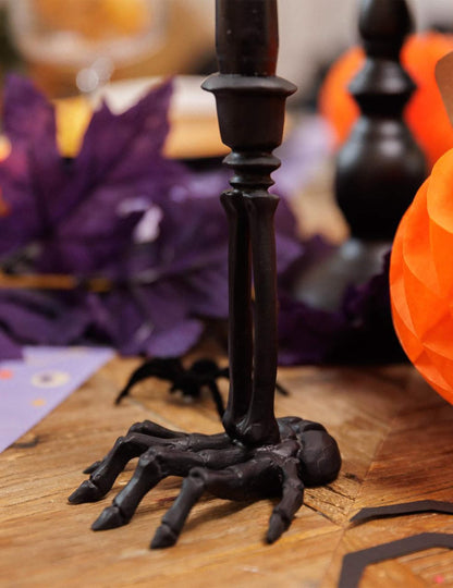 Kerzenständer Skeletthand aus schwarzem Kunstharz 10,5 x 15 cm