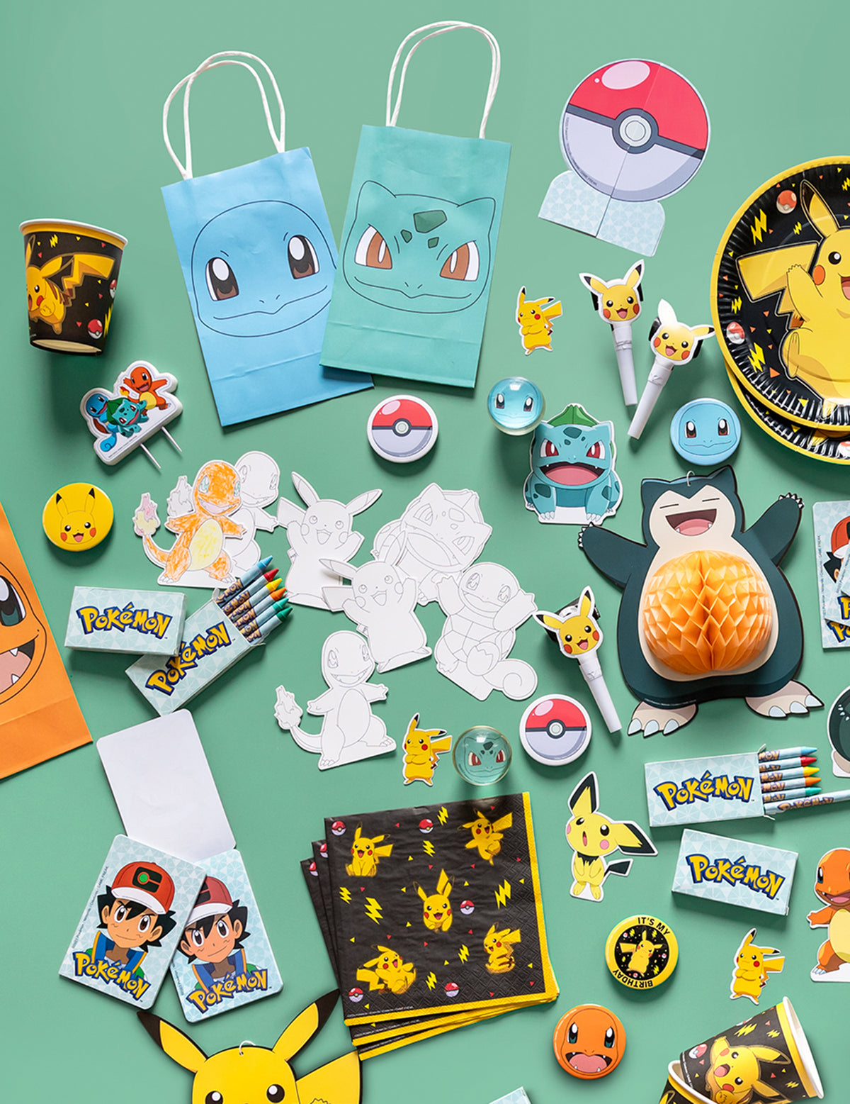Mise en situation parmi d'autres articles de fête de la bougie anniversaire Pokémon