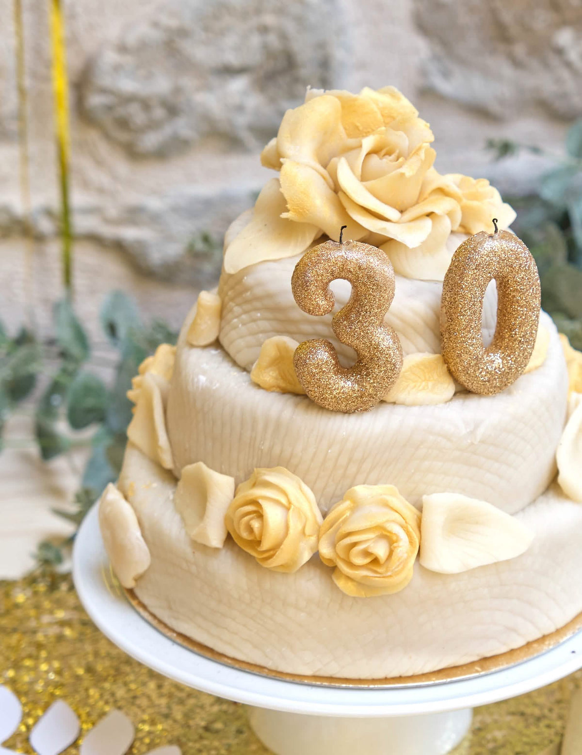 Gros plan sur un gâteau de la bougie chiffre 0 pour anniversaire doré à paillettes