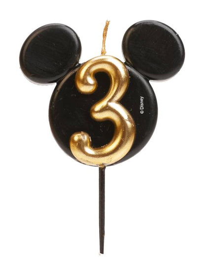 Gros plan sur le chiffre 3 doré de la bougie chiffre Mickey Mouse