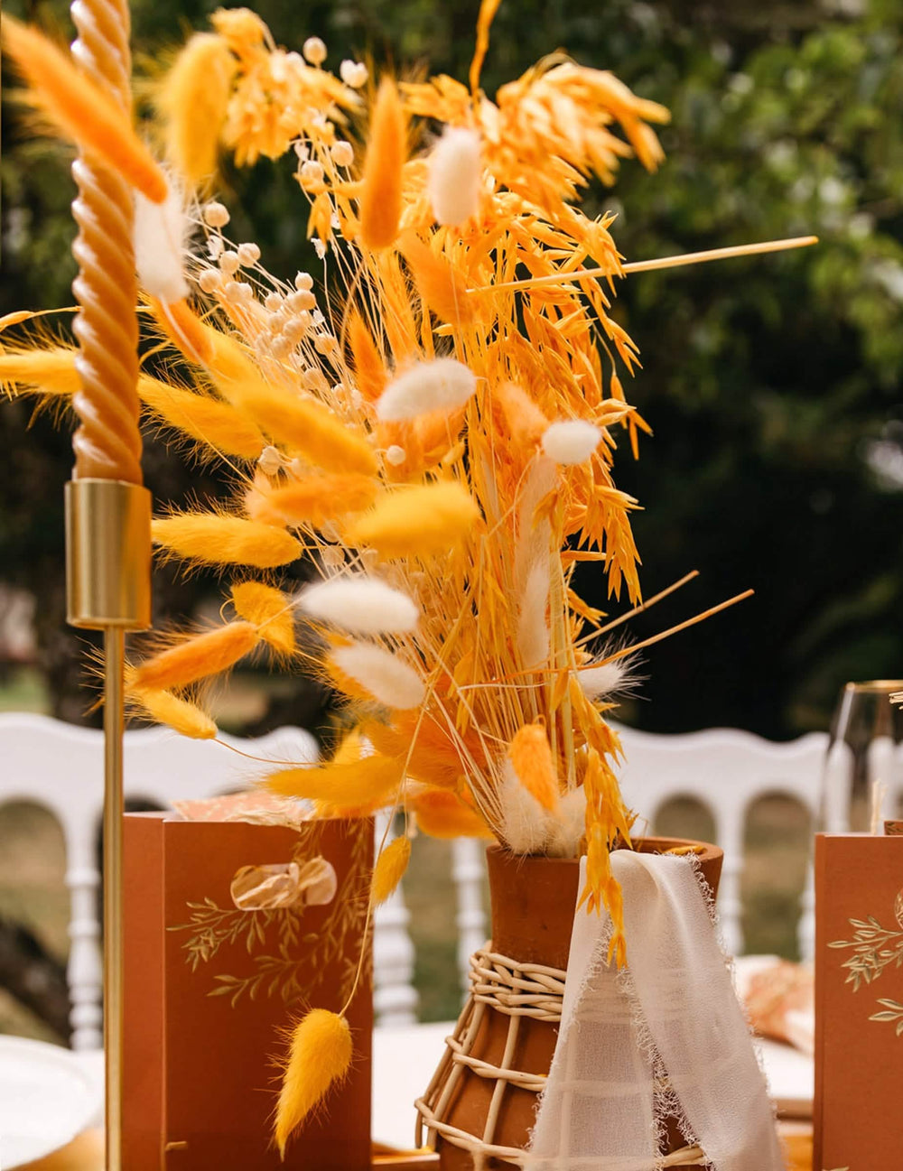 Vue rapprochée dans un vase du bouquet d'avoine séché pour décoration moutarde
