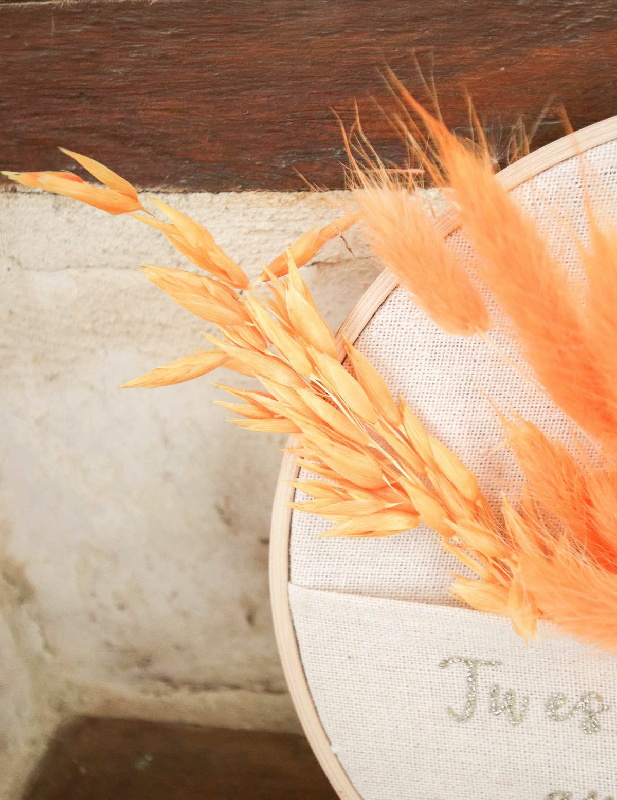 Détail de l'utilisation dans un tambour à broder du bouquet d'avoine séché pour décoration moutarde