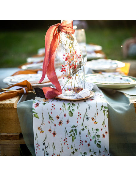 Mise en situation sur une table de fête de la bouteille avec fleurs séchées pour centre de table colorées