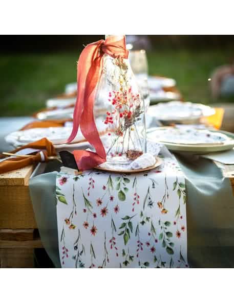 Inszenierung auf einem Festtisch der Flasche mit Trockenblumen für ein farbenfrohes Tischmittelstück