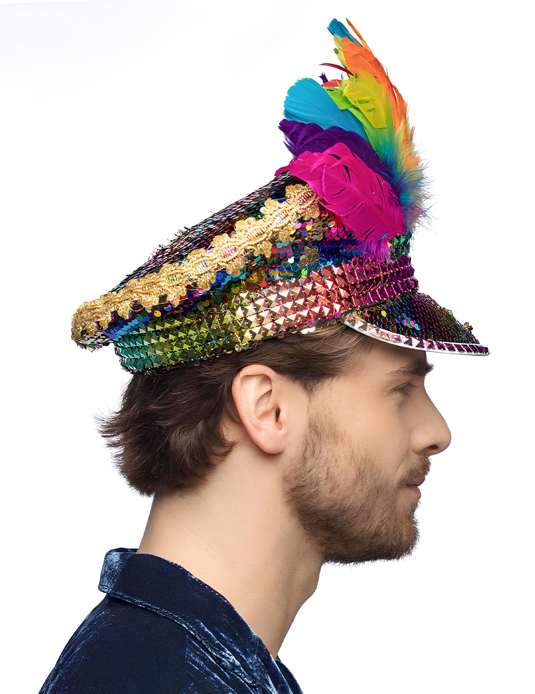 Vue de profil de la Casquette Arc-en-ciel avec sequins et plumes