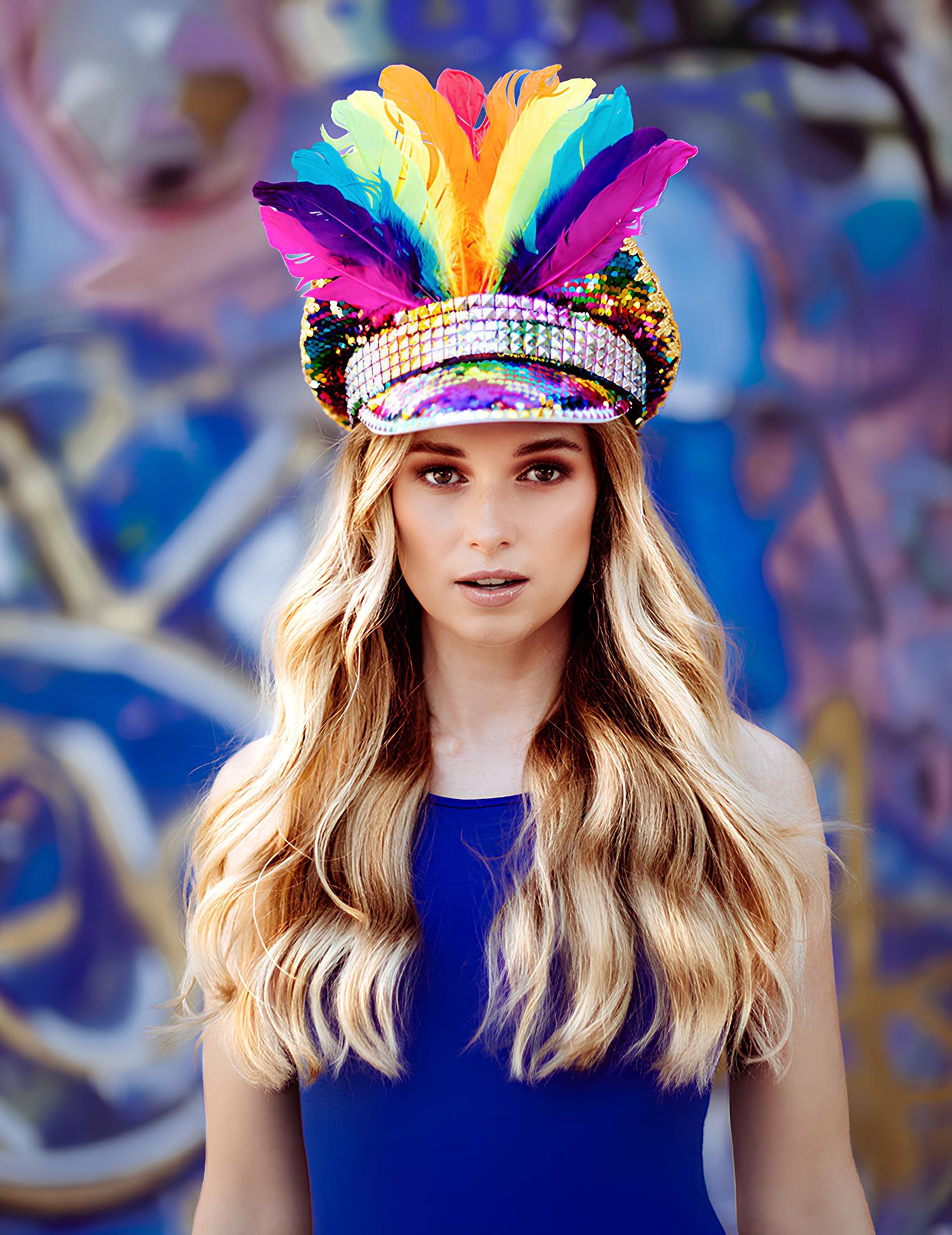 Vue de face de la Casquette Arc-en-ciel avec sequins et plumes pour adulte