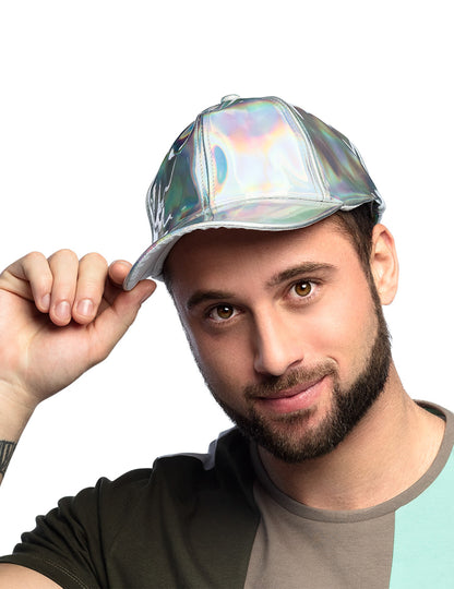 Vue de face de la casquette argentée iridescente
