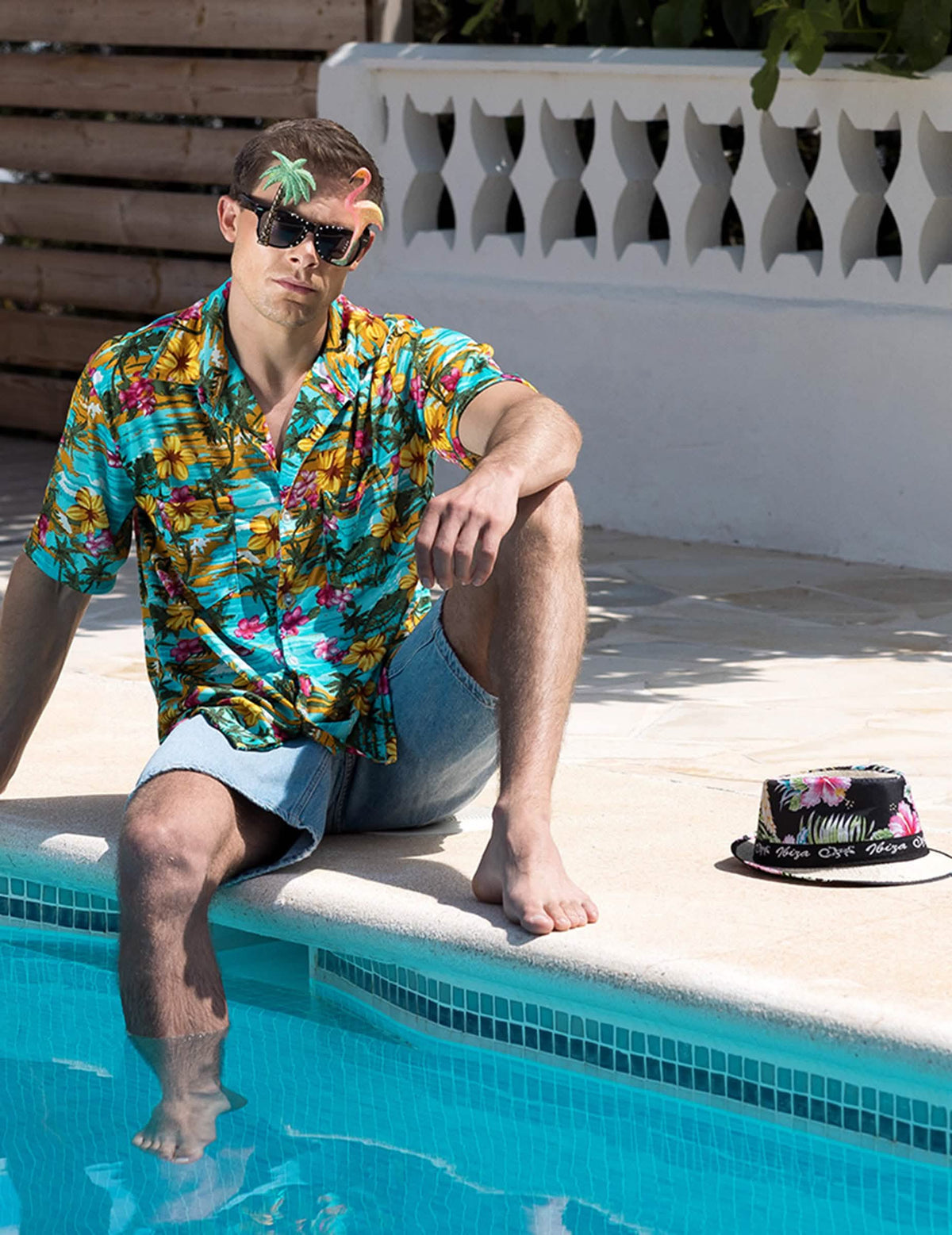 Inszenierung am Pool mit dem Borsalino-Hut Ibiza