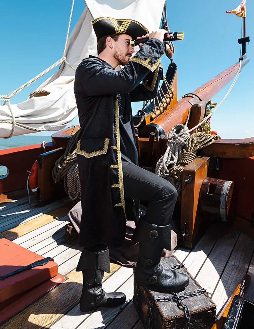 Profilansicht mit dem schwarzen Piratenhut für Erwachsene mit Rand in Farbe Gold