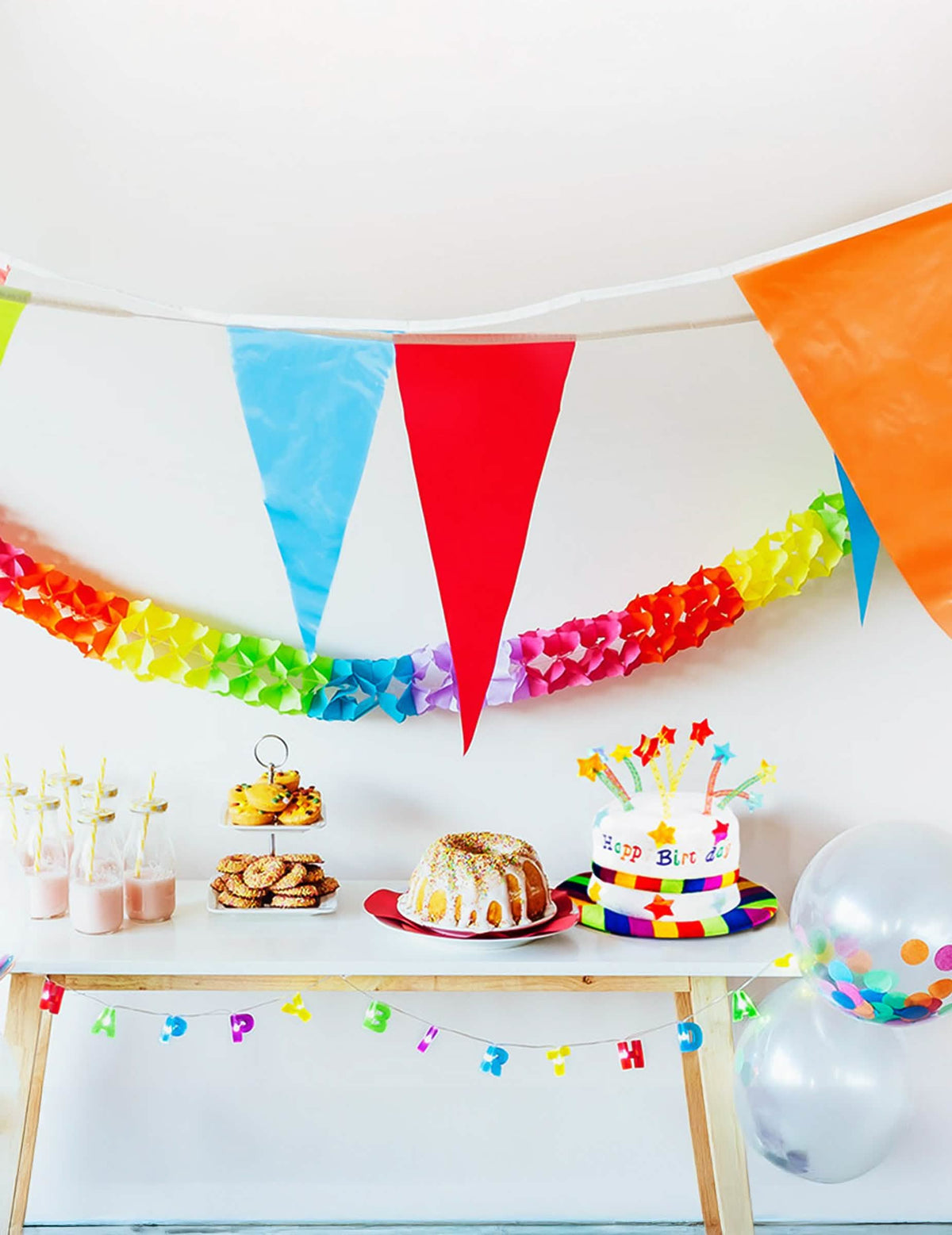 Vue en situation sur une table de fête du chapeau happy birthday pour adulte