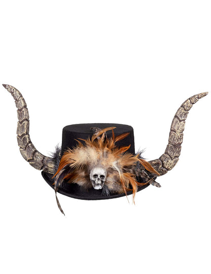 Vue de face du chapeau vaudou avec cornes et plumes