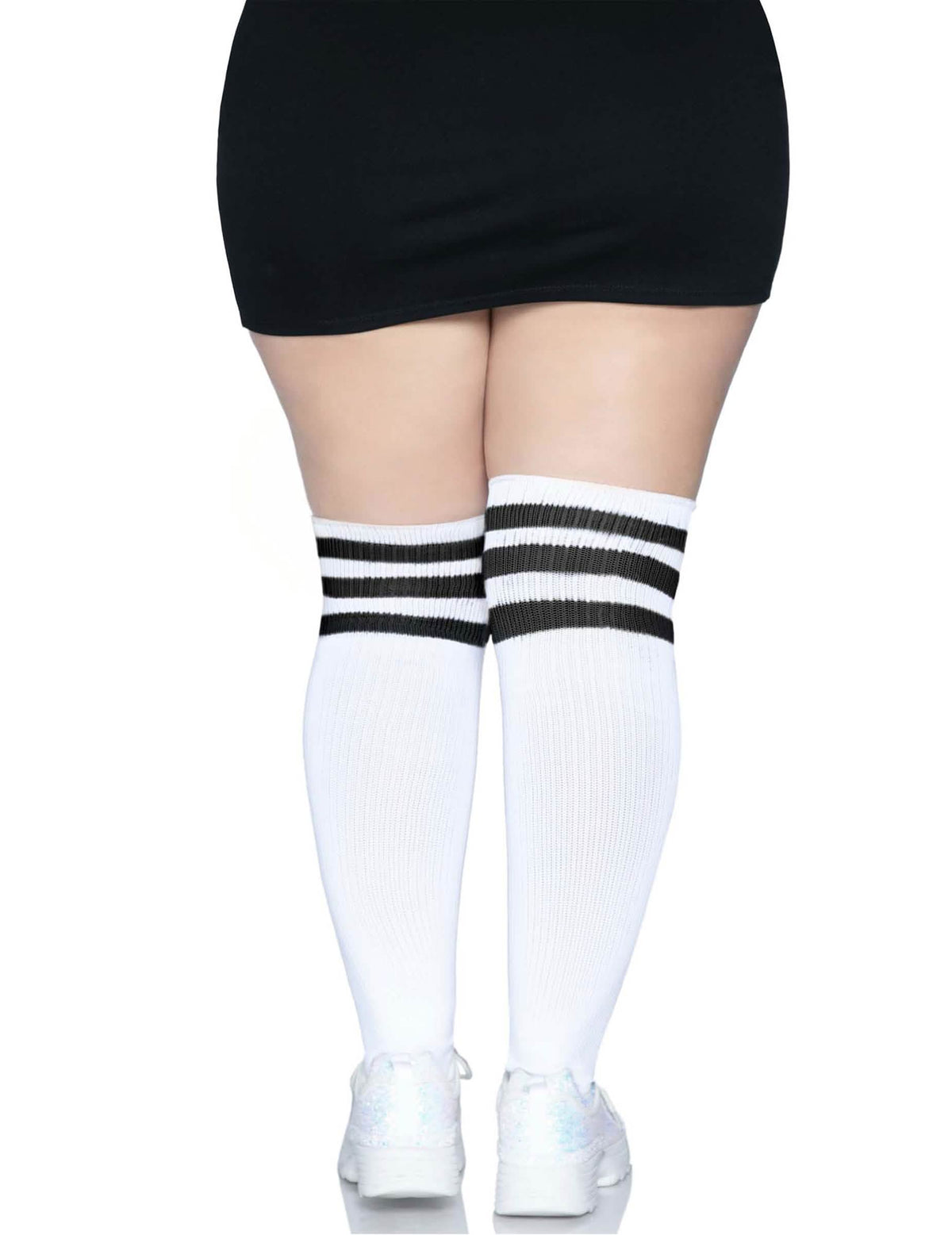 Vue de dos des chaussettes hautes blanches à rayures noires