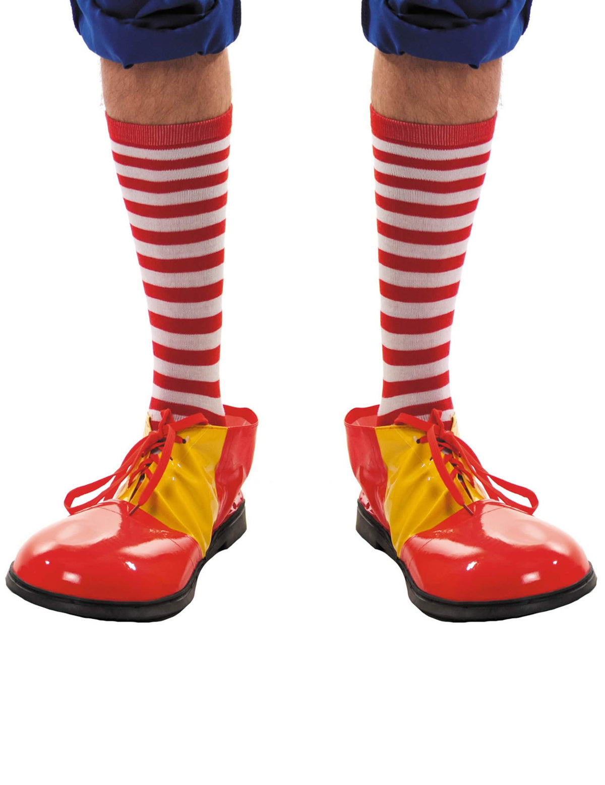 Szene mit Clownsschuhen, gestreiften Socken für Erwachsene in Rot und Weiß