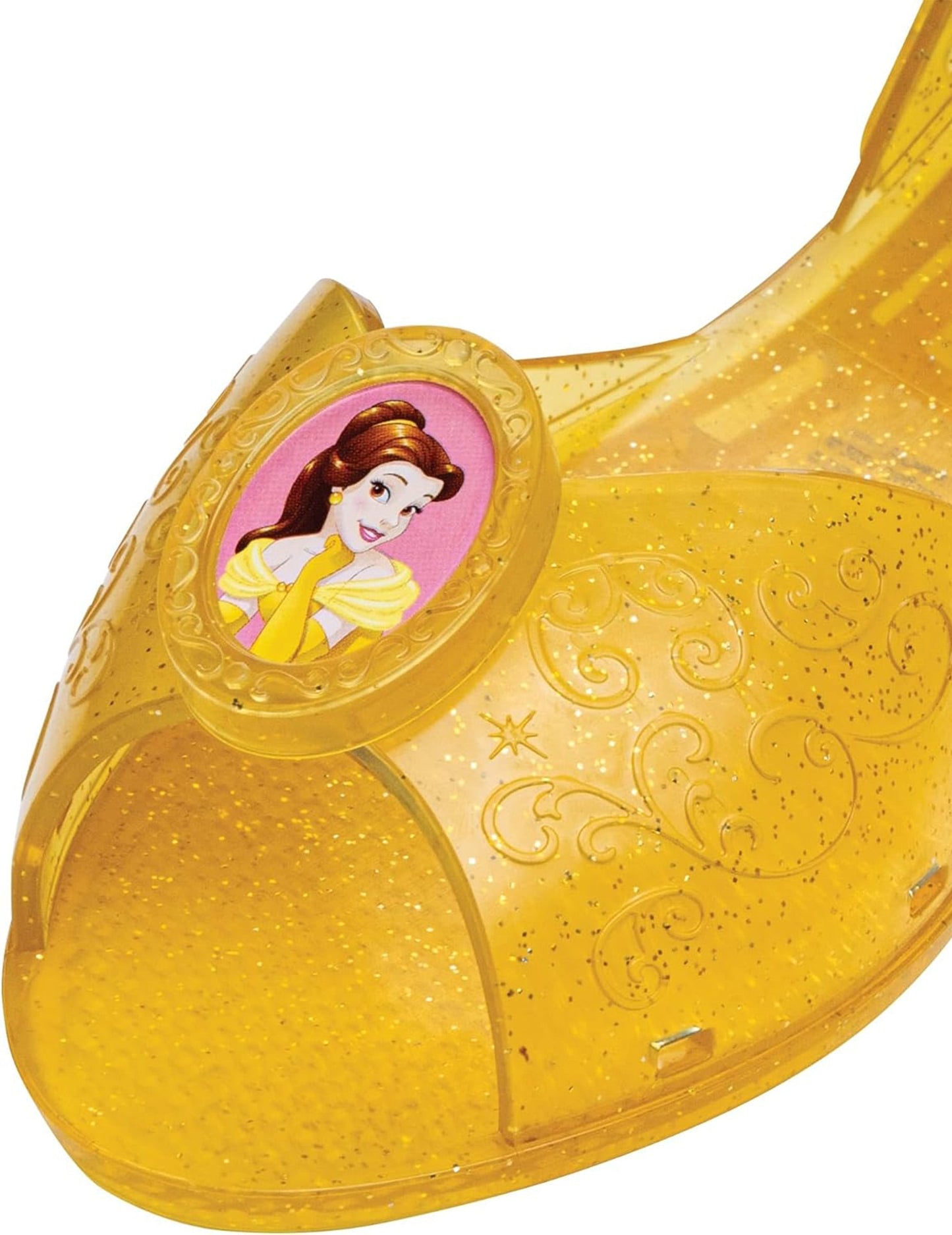 Détail du médaillon avec le portrait de Belle des chaussures de princesse Belle