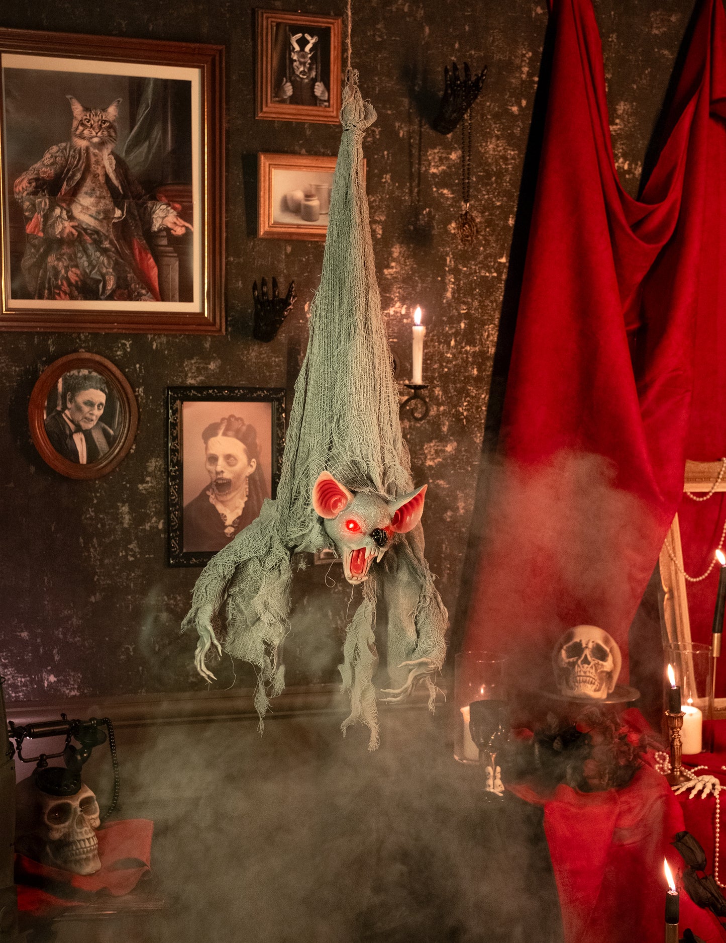 Mise en situation dans un décor de maison hantée de la chauve-souris animée suspendue pour Halloween