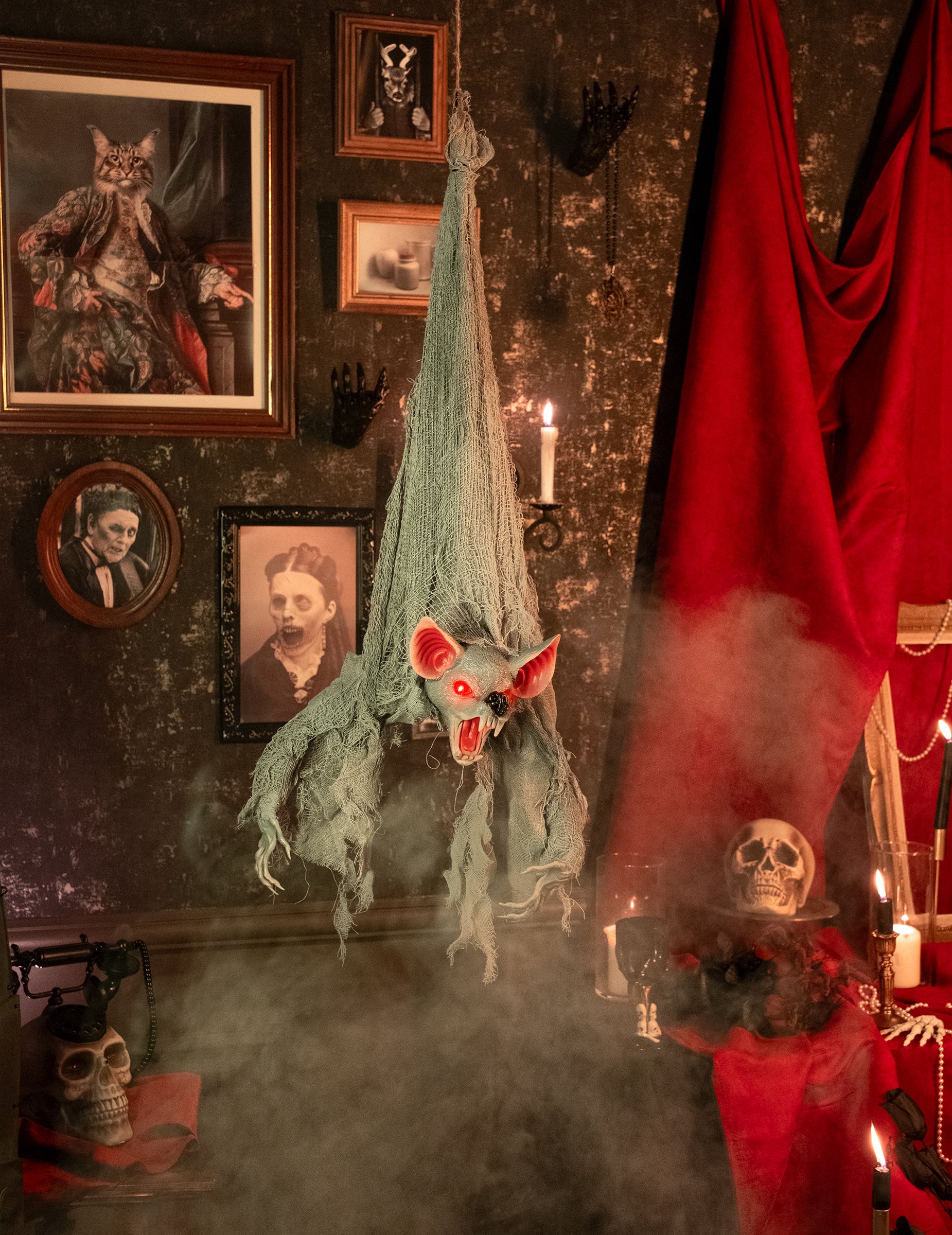 Mise en situation dans un décor de maison hantée de la chauve-souris animée suspendue pour Halloween