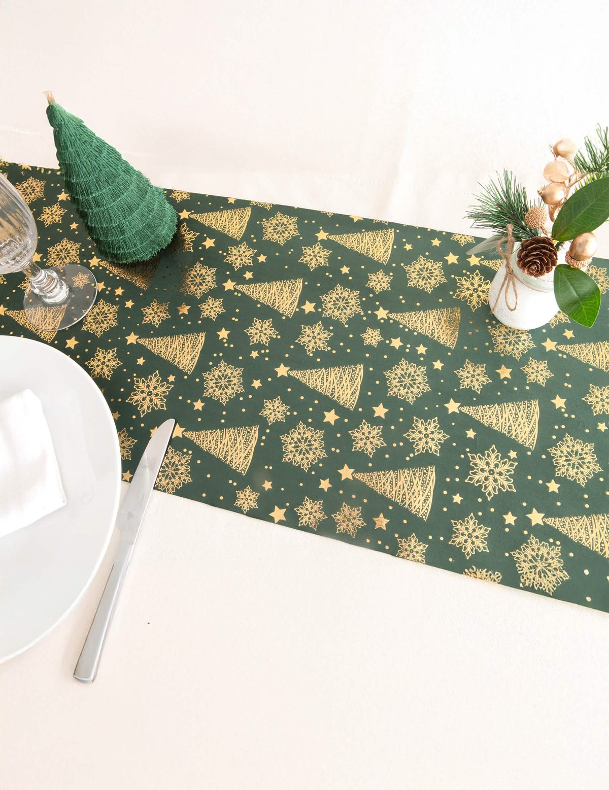 Mise en situation sur une table du chemin de table sapin