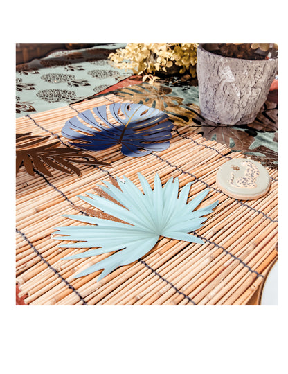 Détail de la texture et des feuilles du chemin de table en canisse naturelle déco mariage jungle