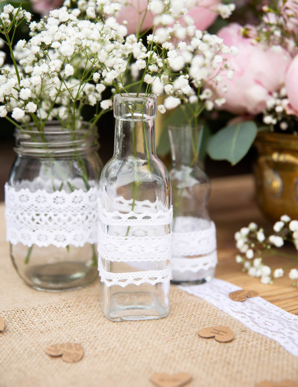 Mise en situation sur une table du chemin de table en jute bordures dentelle pour mariage