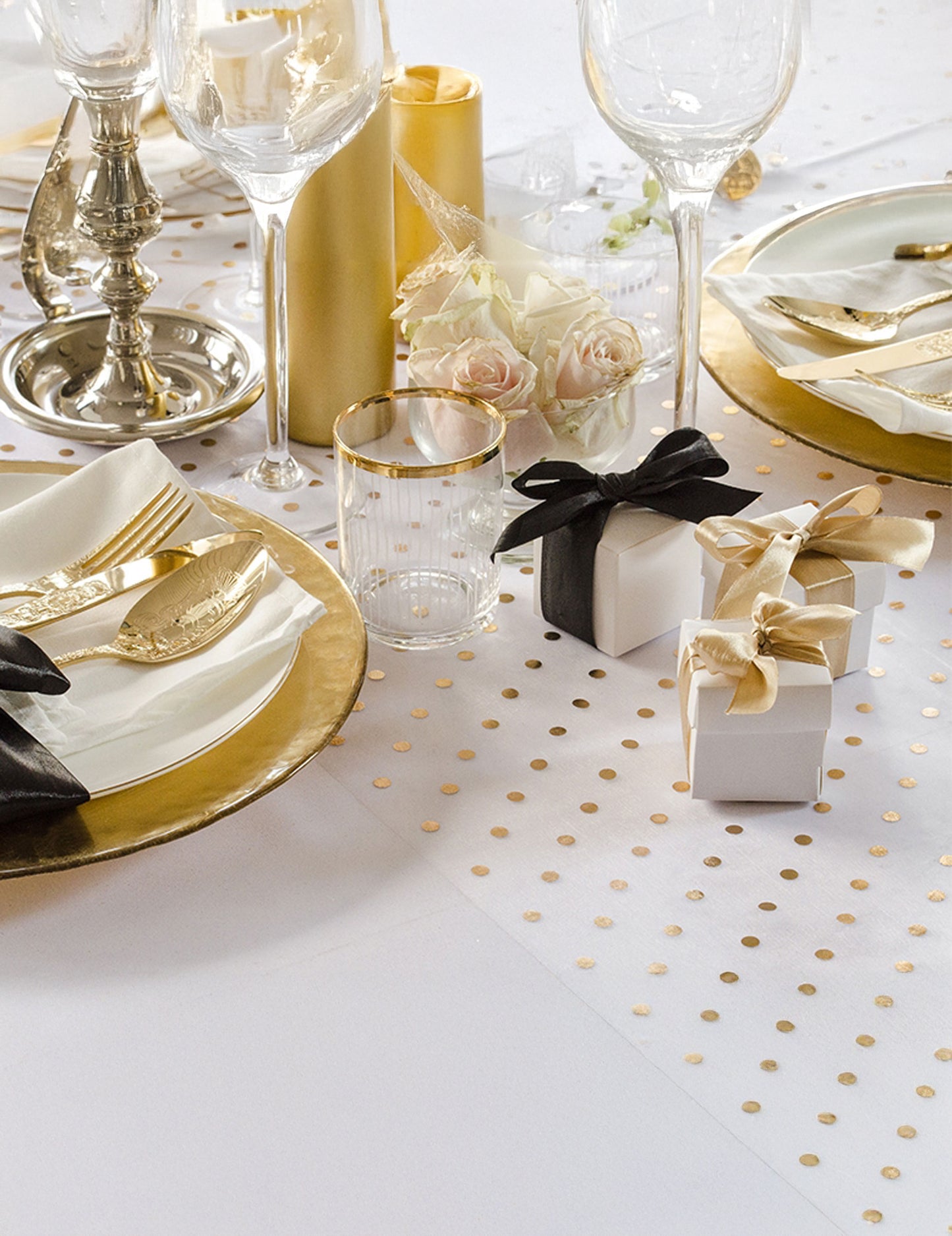 Mise en situation du chemin de table pois doré métallisé pour décoration de table organza blanc