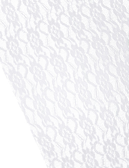 Gros plan sur les motifs floraux du chemin de table en dentelle mariage romantique