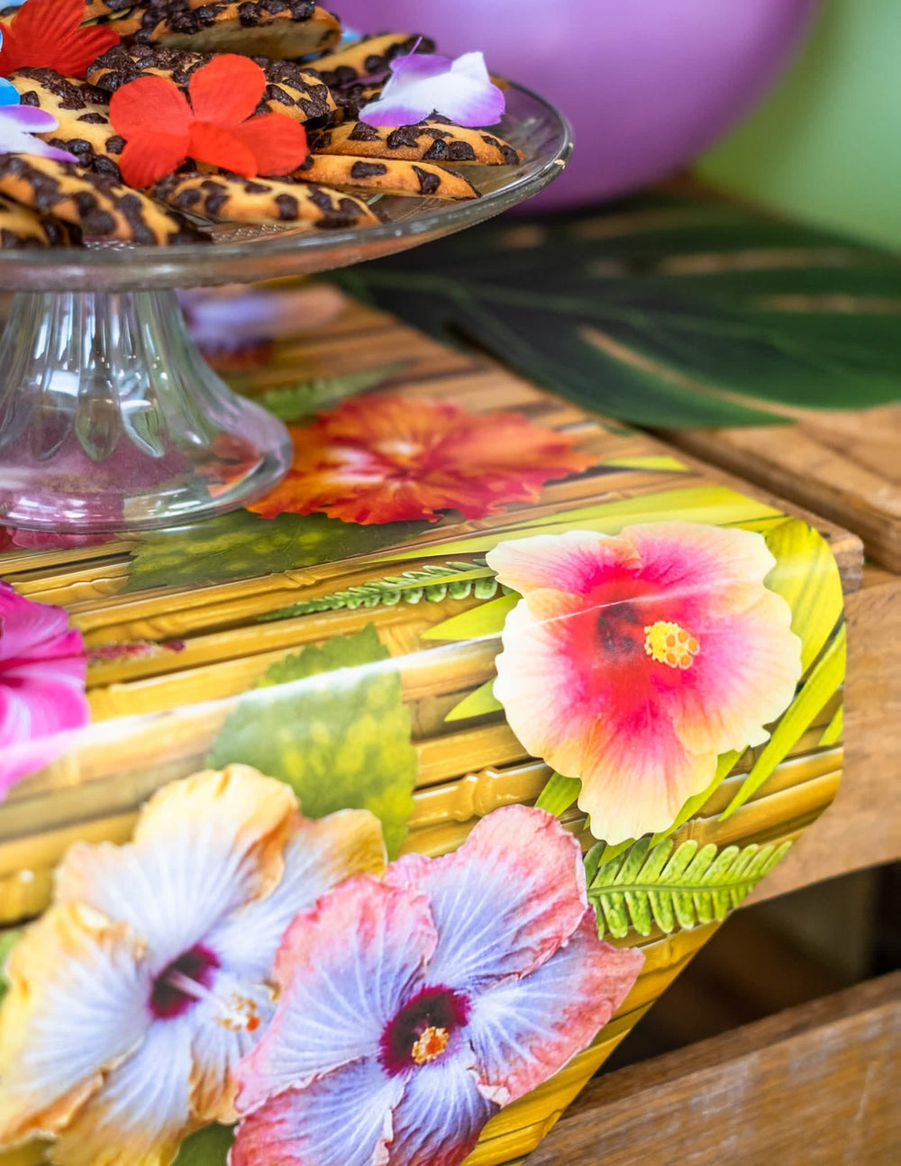 Détail de la retombée du chemin de table fleur d'hibiscus Hawaï