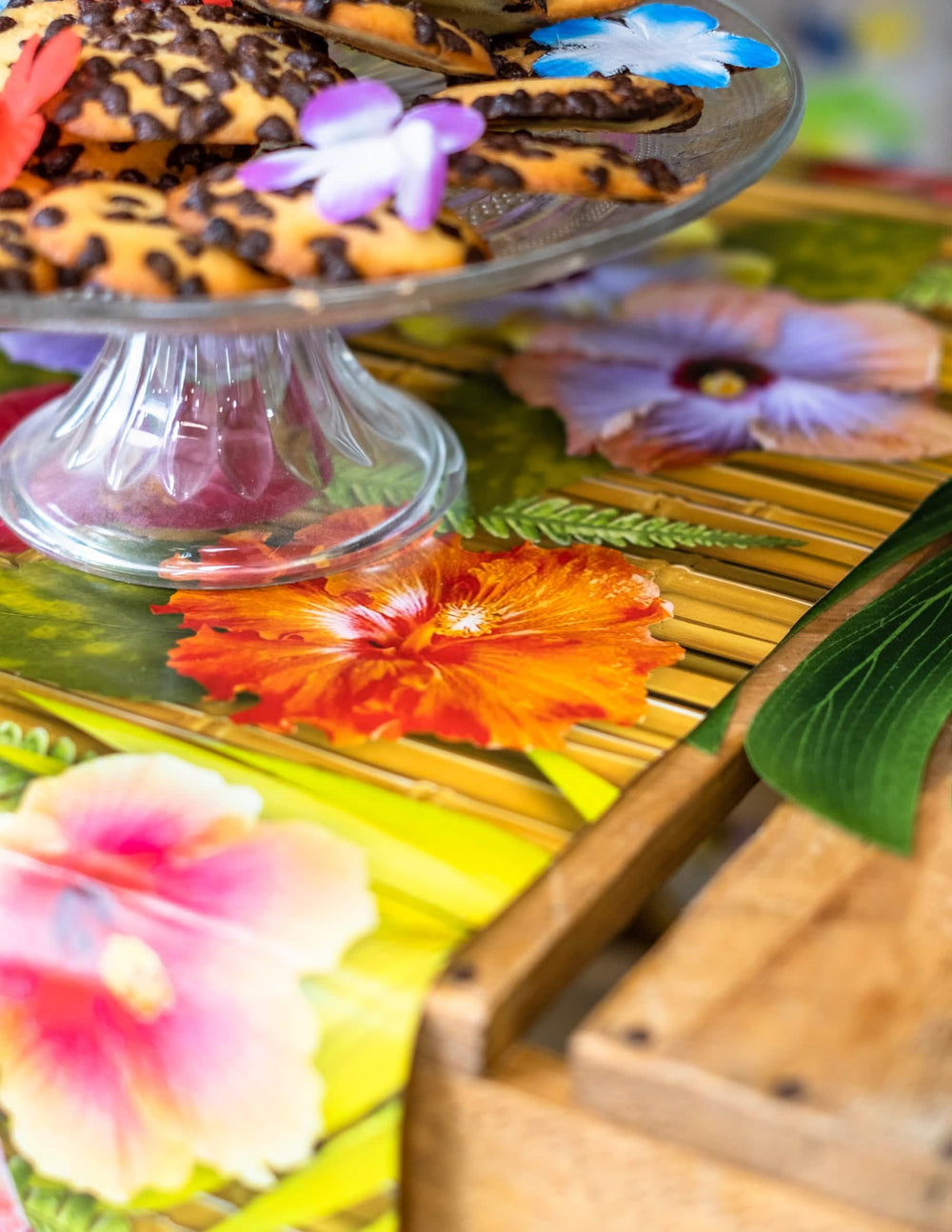 Vue rapprochée de la mise en scène du chemin de table fleur d'hibiscus Hawaï