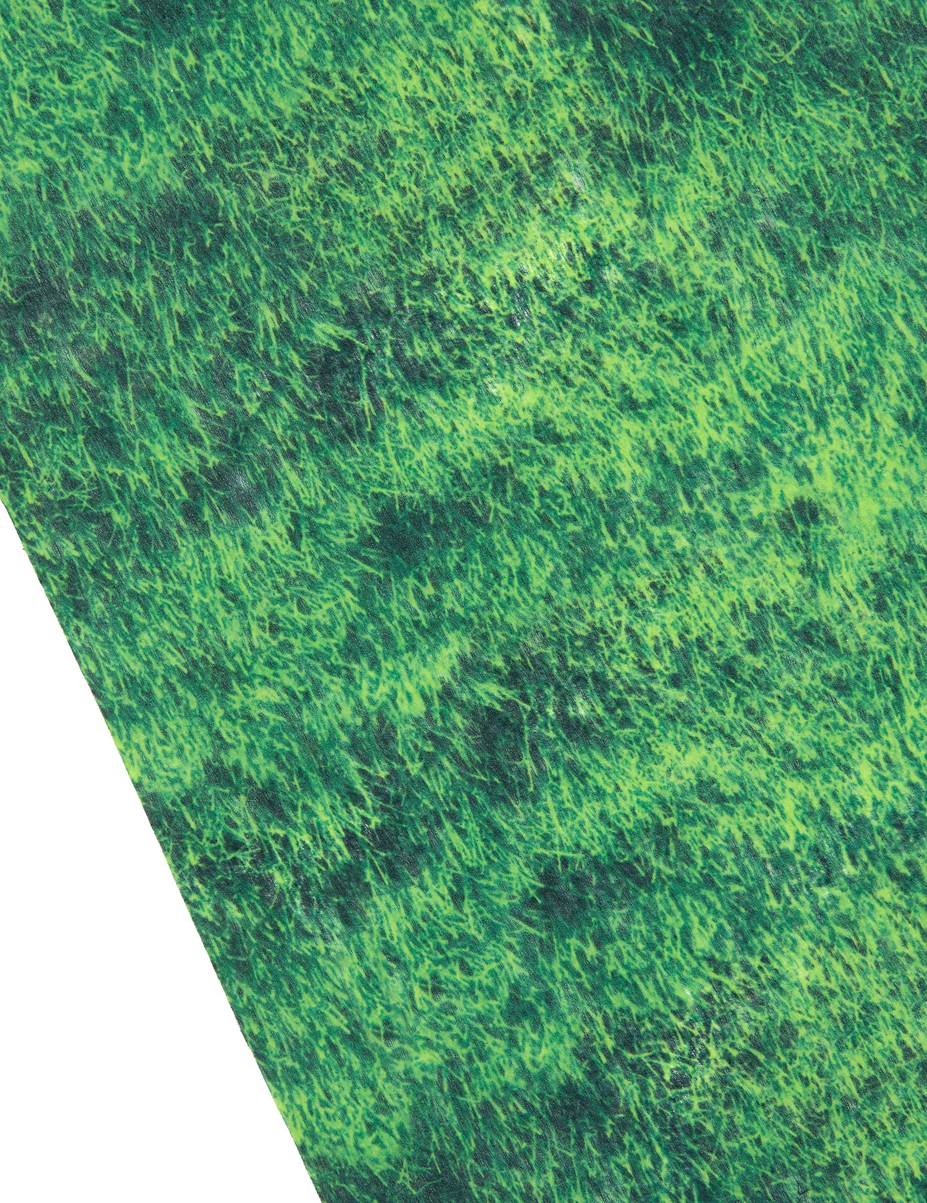 Détail de l'imprimé du chemin de table intissé effet pelouse pour soirée foot