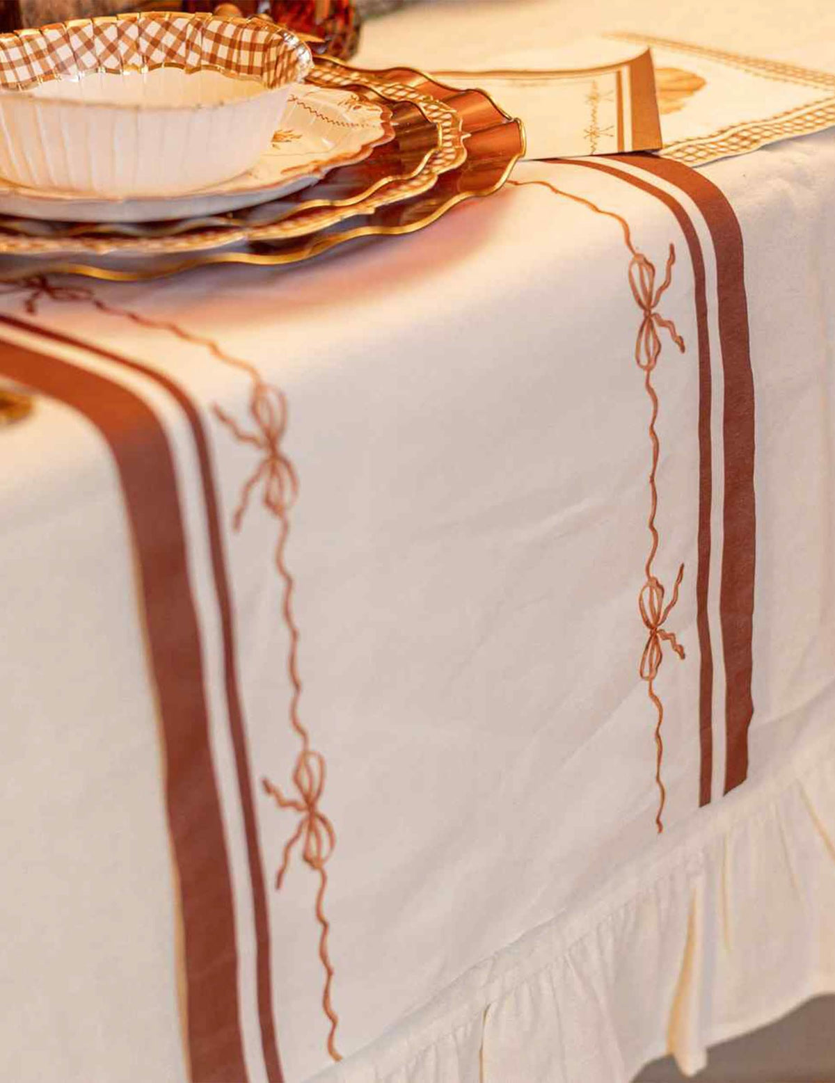 Tischläufer "Hübsche Schleifen" aus Stoff – Creme, Kastanienbraun & Siena – 28 cm x 3 m