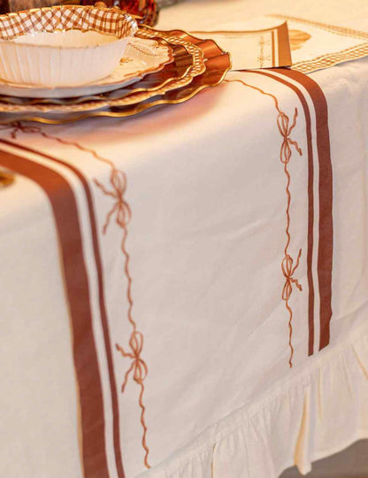 Tischläufer "Hübsche Schleifen" aus Stoff – Creme, Kastanienbraun & Siena – 28 cm x 3 m