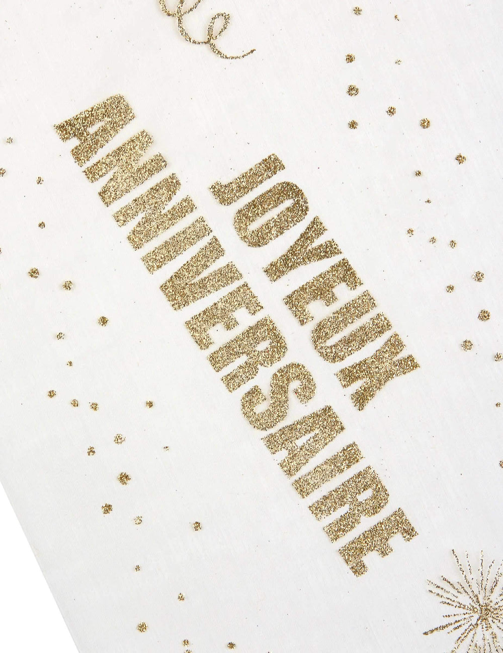 Gros plan sur l'imprimé pailleté du chemin de table organza Joyeux Anniversaire
